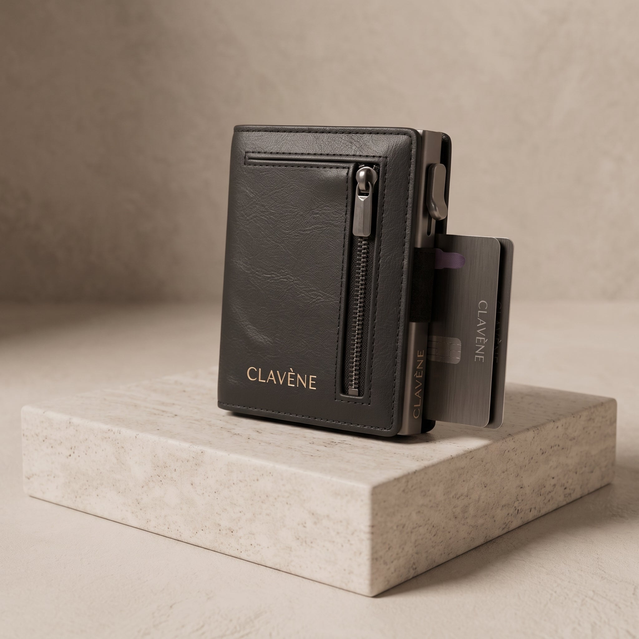 Clavène Wallet Pro 2 - vue de côté avec carte